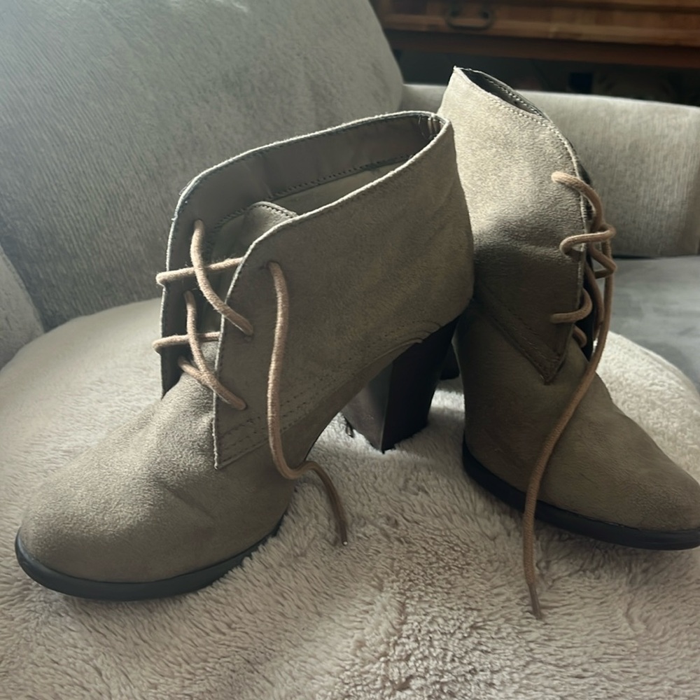 Reaction size 6.5 heel 3.5 laced up shoe. not leather uppers. Tan gray color
